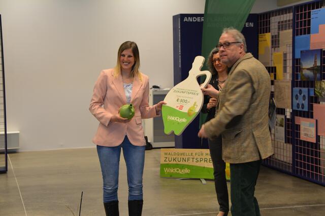 Dank der Initiative „waldsetzen.jetzt“ werden bis zu 2.500 klimafitte Baumarten am Tag gepflanzt.  | Foto: Barbara Diewald