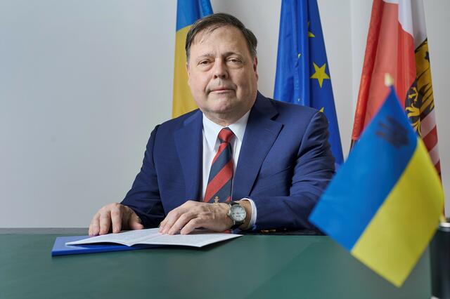 Mit dem russischen Angriff auf die Ukraine hat sich der Alltag für Honorarkonsul Ernst Hutterer verändert. Indes hofft er, dass die Ukraine den Krieg gewinnt. | Foto: Honorarkonsulat der Ukraine in Linz
