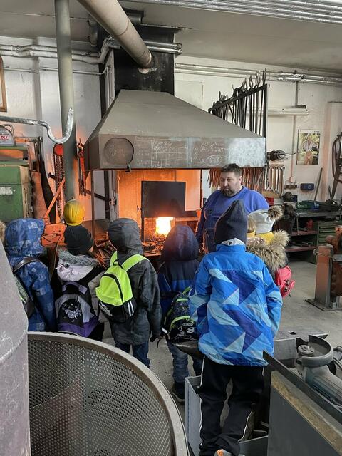 Die Kinder beobachten den Schmied bei seiner Arbeit und lernen Werkzeuge und Werkstoffe kennen. Im Anschluss verfassen sie Texte über das Erlebte und fertigen Zeichnungen an.