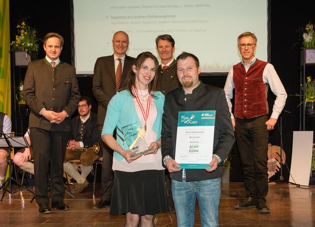 Birgit und Markus Zehetner vom Nudelhof Zehetner in Wolfern dürfen sich zum ersten Mal über den Pasta-Kaiser freuen. | Foto: Roschmann/Messe Wieselburg