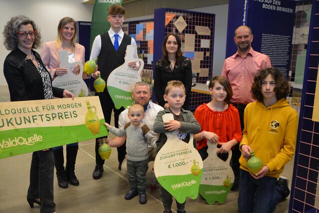 Die Gewinner des 1. „Waldquelle für Morgen“ Zukunftspreises. | Foto: Barbara Diewald