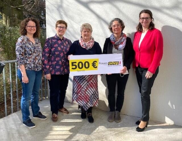 Spendenübergabe: Pia Kastner, Vizebürgermeisterin Elisabeth Kölblinger, Conny Manhartsgruber, Michaela Hirsch (Frauenhaus), Landtagsabgeordnete Elisabeth Gneißl (v.l.). | Foto: Frauen in der OÖVP