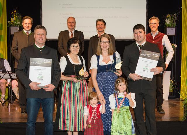 Die Familie Zehethofer aus Engerwitzdorf freut sich über die Auszeichnungen ihrer Öle. | Foto: Roschmann