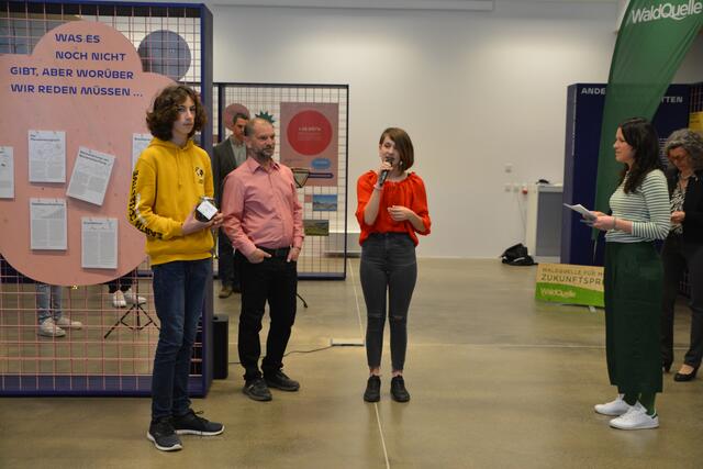 Dagmar Habeler, Marketing Waldquelle, überreichte der 3b NMS Kobersdorf den Waldquelle Zukunftspreis in der Kategorie Schule. | Foto: Barbara Diewald