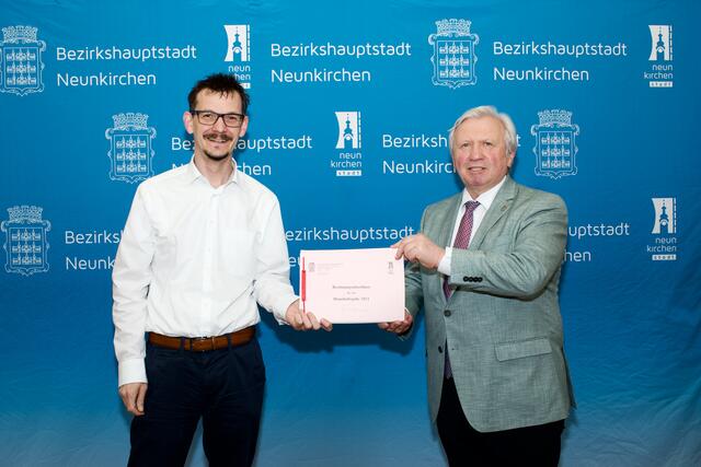 Finanzstadtrat Peter Teix präsentiert mit Bürgermeister Herbert Osterbauer den Rechnungsabschluss 2021. | Foto: Santrucek