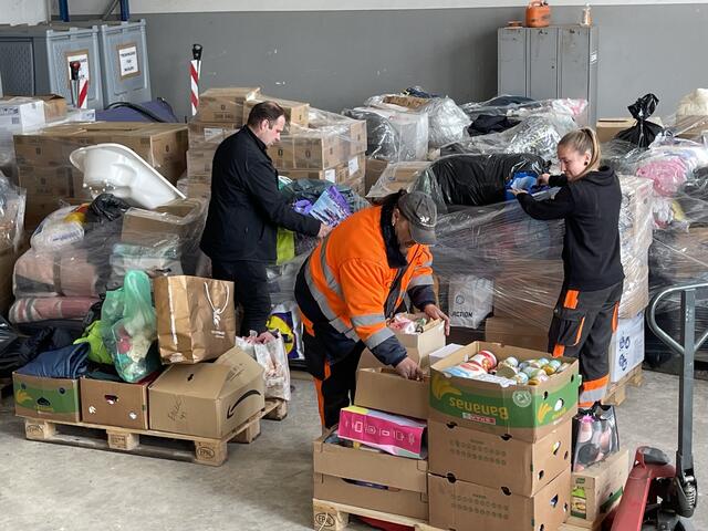 Zahlreiche Mitarbeiter:innen der Stadtgemeinde Köflach sortierten und stapelten die Schachteln. | Foto: Stadtgemeinde Köflach