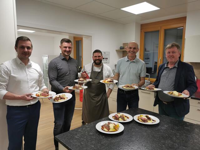 Die vier Bürgermeister Christian Penn (Eferding), Harald Schick (Fraham), Mario Hermüller (Pupping) und Wolfgang Kreinecker (Hinzenbach) mit dem Kirchberg-Theninger Kirchenwirt Christoph Enengl (mitte). | Foto: Eferdinger Land Akademie