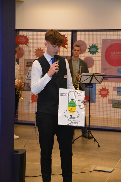 Mit der Waldquelle To-Go Flasche des sportbegeisterten Nico aus Ternitz in Niederösterreich, kann Waldquelle Mineralwasser bequem in jeder Lebenslage genossen werden.  | Foto: Barbara Diewald