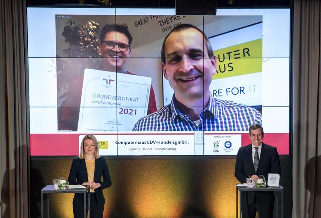 Bernadett Huber (Sektionsleiterin Familie u. Jugend) mit Dieter Mostögl und Willibald Wilfling (Computerhaus) sowie dem Moderator der Online-Preisverleihung. | Foto: Harald Schlossko