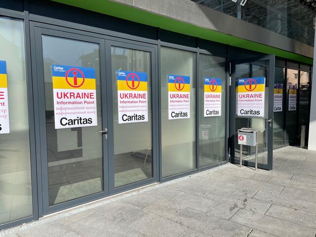 Der Information Point ist täglich von 8:00 Uhr bis 17:00 Uhr geöffnet, Freiwillige, Caritas-Mitarbeiter und Dolmetscher sind immer vor Ort. | Foto: Lisa Gold