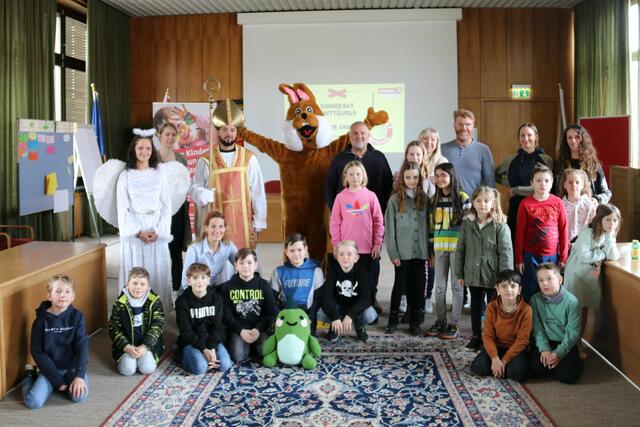 Mit dabei waren der Bürgermeister Harald Bergmann und drei besondere Ehrengäste: der Osterhase, der Nikolaus und das Christkind. | Foto: Stadtgemeinde Knittelfeld