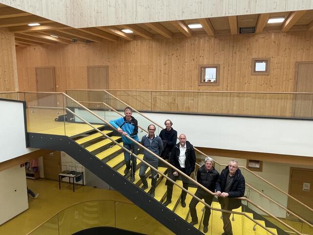 Josef Zangerle (Schulwart), Michael Perktold (Direktor MMS), Erich Eckart (örtliche Bauaufsicht), Robert Susin (Architekt), Raimund Rainer (Architekt) und Lehrer Oswald Krabacher 




