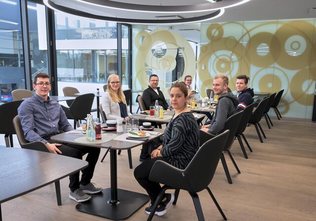 Perfekte Integration neuer Mitarbeiter ab dem ersten Arbeitstag: beim gemeinsamen Frühstück ist genau das möglich.  | Foto: CORE smartwork/Bleckenwegner