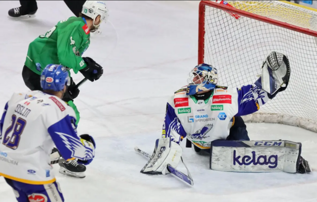 Der Arbeitstag von Goalie Schmidt endete vorzeitig. | Foto: VSV/Krammer