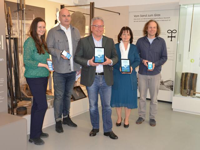 Im Torf-Glas-Ziegel-Museum in Bürmoos: v.l.n.r, Waltraud Moser-Schmidl (Museum Bramberg), Christoph Kühberger (Uni Salzburg), LH-Stv. Heinrich Schellhorn, Jutta Ramböck (Torf-Glas-Ziegel Museum Bürmoos) und Peter Radacher vom Skimuseum Werfenweng . | Foto: Jonas Danko