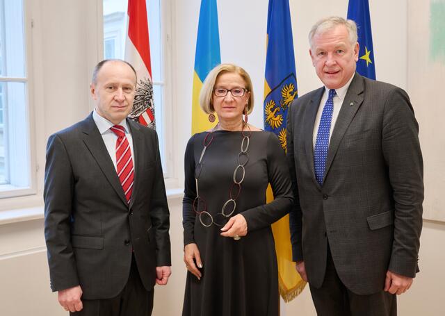 Landeshauptfrau Johanna Mikl-Leitner im  Botschafter Vasyl Khymynets, Landeshauptfrau Johanna Mikl-Leitner und Landesrat Martin Eichtinger | Foto: NLK Pfeiffer