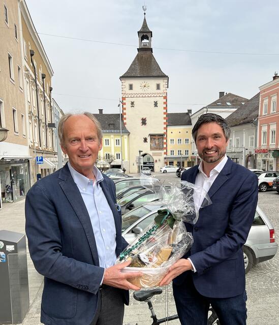 Bürgermeister Peter Schobesberger (r.) gratulierte Herbert Brunsteiner zum runden Geburtstag. | Foto: Stadtamt Vöcklabruck