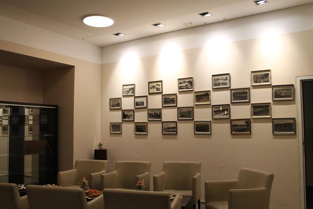 75 Bilder zieren ab sofort die Wände im Eingangsbereich des Hotels | Foto: Jennifer Flechl
