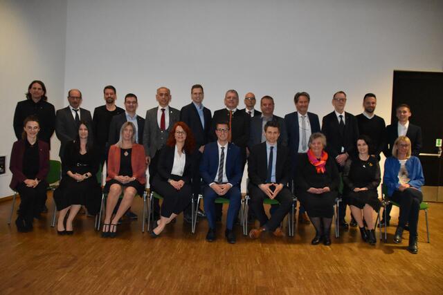 Der neue Gemeinderat mit Bgm. Christian Härting an der Spitze. (Mit im Bild, hinten, Mitte: Gemeindeamtsleiter Bernhard Scharmer.)