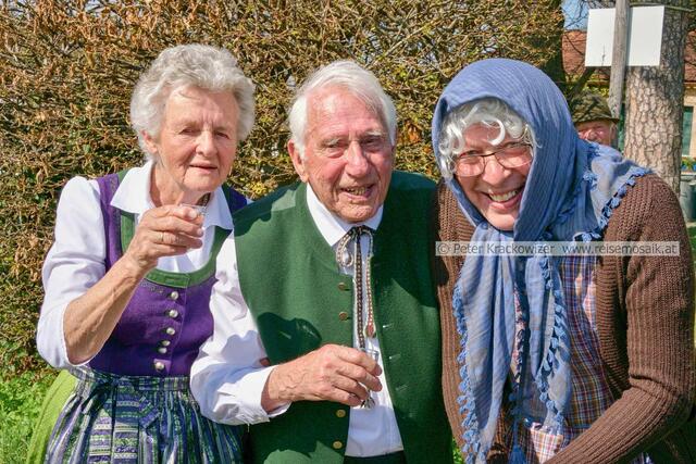 Auch mit 90 noch rüstig: von links: Christine und Matthias Eisl mit "Schwester Franzi" Herbert Machatschek | Foto: Peter Krackowizer