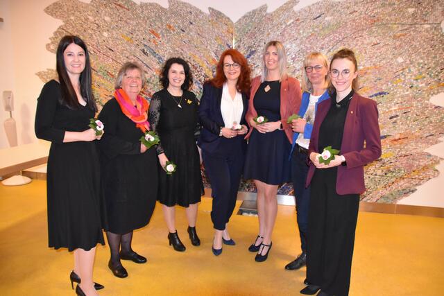 Sieben Frauen sind unter den MandatarInnen des neuen Gemeinderats. V. l.: Cornelia Springer, Silvia Schaller, Larissa Pöschl, Cornelia Hagele (alle WFT), Cornelia Brunner (Neos), Alexandra Lobenwein (SPÖ) und Theresa Schromm (Grüne).