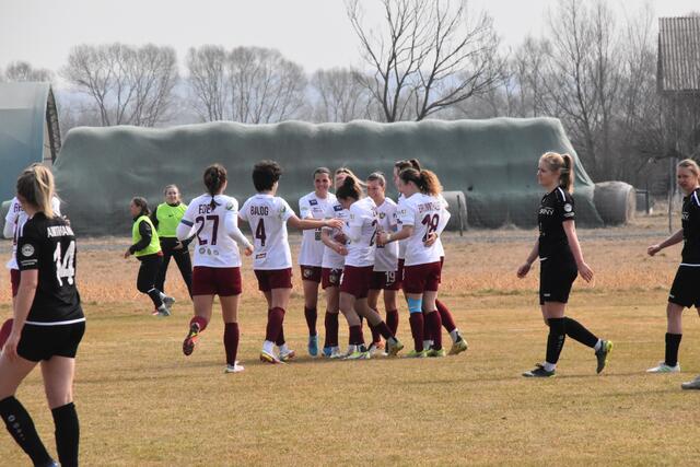 Die Spielerinnen von Serienmeister St. Pölten freuten sich über einen 3:0-Sieg in Mischendorf. | Foto: Michael Strini