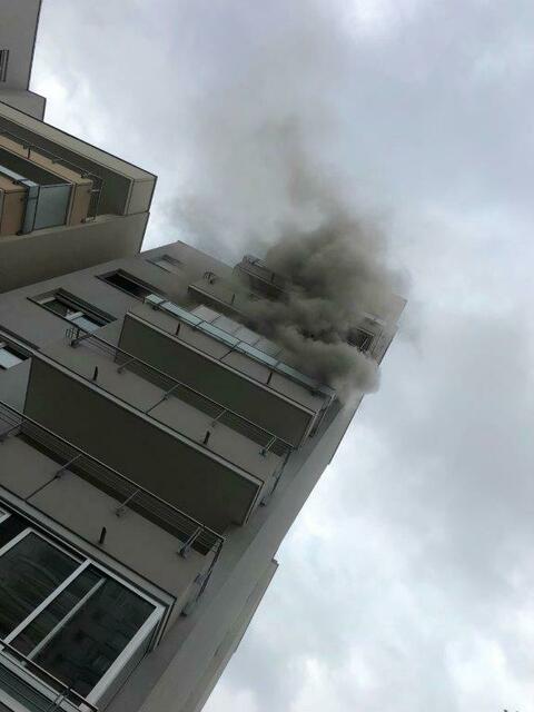 Heftige Rauchentwicklung: Im vierten Stock des Hochhauses in der Grazer Eisteichgasse war der Brand ausgebrochen. | Foto: Berufsfeuerwehr Graz