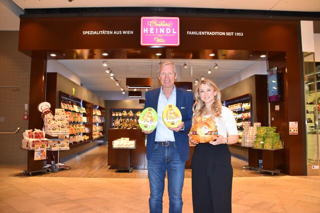 Heindl Schokolade jetzt auch im Fischapark: Geschäftsführer Andreas Heindl und Leiterin der Eigenfilialen Barbara Heindl  sind überzeugt: „Schokolade macht glücklich“  | Foto: Preineder