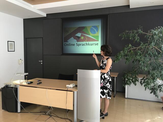 Die LEADER-Region Südliches Waldviertel – Nibelungengau bietet geflüchteten Menschen aus der Ukraine gemeinsam mit der Volkshochschule Südliches Waldviertel und VHS-Direktorin Tanja Wesely Deutschkurse an. | Foto: VHS Südliches Waldviertel