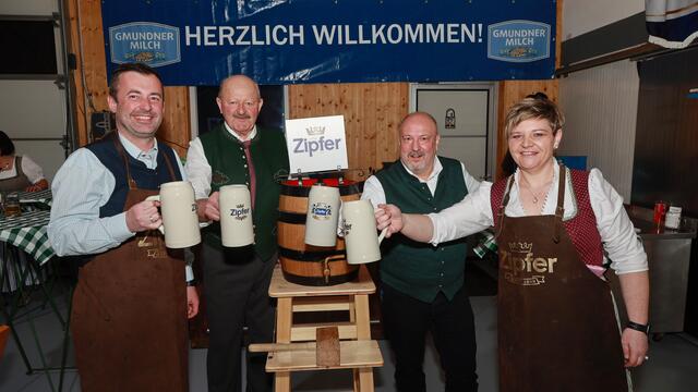Der Anstich wurde von Jürgen Lachinger (l.) und Christian Mayer (2.v.r.), am Foto mit dem Kreuzer-Team, durchgeführt. | Foto: Helmut Klein