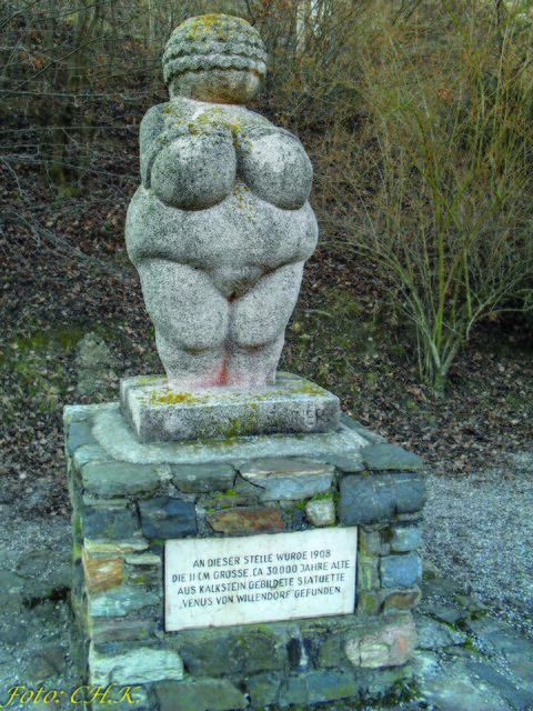 Die Venus von Willendorf an ihrer Fundstelle in Willendorf in der Wachau – in der übergroßen Nachbildung. Denn das Original ist nur 11 Zentimeter groß. | Foto: MeinBezirk.at/Christina Kaller