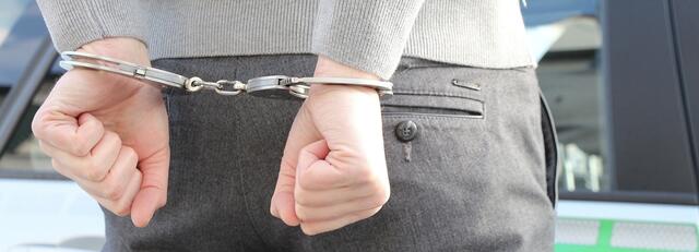 Da der Mann seinen Widerstand und sein aggressives Verhalten nicht eingestellt habe, musste er festgenommen werden, wobei ein Beamter leicht verletzt worden sein soll. | Foto: Symbolfoto: pixabay.com