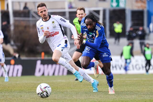 Seth Paintsil (r.), im Bild mit Rene Renner, hatte das Tor für den TSV Egger Glas Hartberg auf dem Fuß. | Foto: GEPA pictures/Michael Meindl