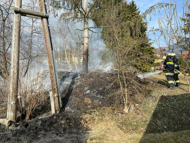 Eine Wiese war aus unbekannter Ursache in Brand geraten. | Foto: FF St. Andrä