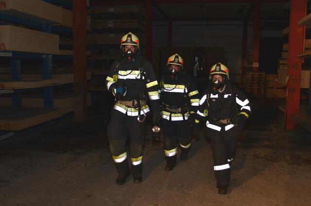 27 Einsatzkräfte der Feuerwehren Langegg und Goggitsch brachten den Kellerbrand wieder unter Kontrolle.  | Foto: Gerald Dreisiebner