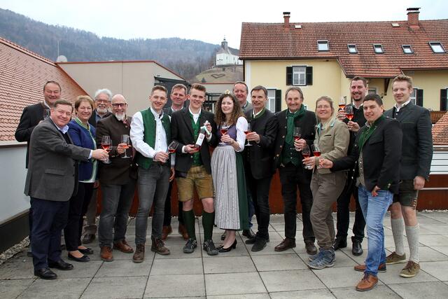 Ehrengäste und Weinbauernkolleg:innen gratulieren der Familie Schuiki zu ihrem Erfolg. Die liebliche Josefikirche im Hintergrund darf auf so einem Foto natürlich keineswegs fehlen... | Foto: Josef Fürbass