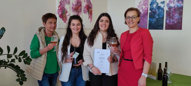 Fachvorständin und DA-Betreuerin Verena Rohrauer, Viktoria Klinger, Antonia Bader und Schulleiterin Margit Parzer