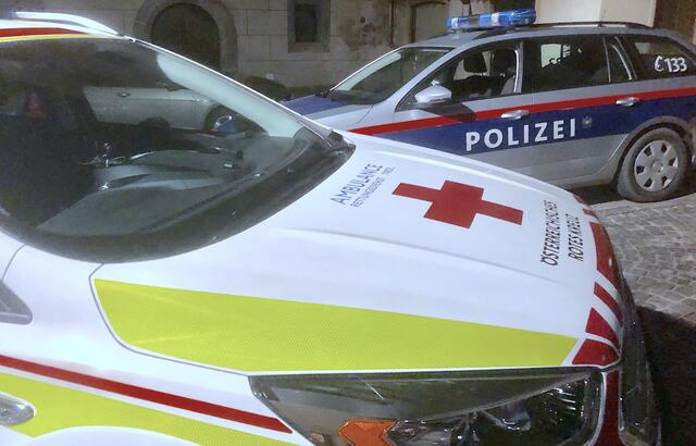 Da der Mann seinen Widerstand und sein aggressives Verhalten nicht eingestellt habe, musste er festgenommen werden, wobei ein Beamter leicht verletzt worden sein soll. | Foto: Foto: Walpoth