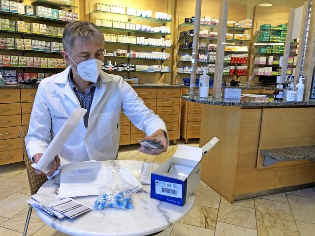 Die steirischen Apothekerinnen und Apotheker, wie hier Johann Winkelmaier in Fehring, bieten weiterhin Gratistestungen an. | Foto: RegionalMedien