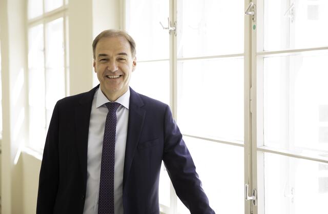 LR Leonhard Schneemann zeigt sich über den Erfolg, dass der Schulversuch ins Regelschulwesen übernommen wird, erfreut. | Foto: Büro Schneemann