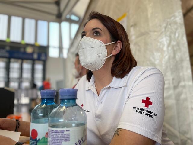 Rot-Kreuz Mitarbeiterin Carina Märzinger bei der Arbeit  | Foto: BRS