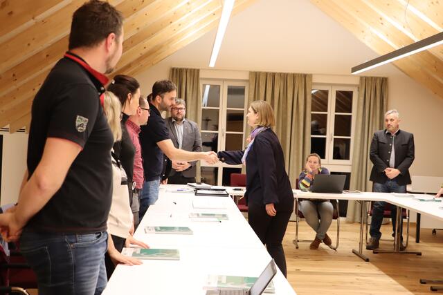 Bürgermeisterin Melanie Zerlaut gelobte die Gemeinderäte an. | Foto: Siegele