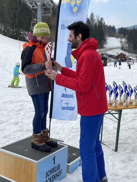FPÖ-Landeschef Udo Landbauer mit dem Ski-Nachwuchs in Lackenhof | Foto: FPÖ NÖ