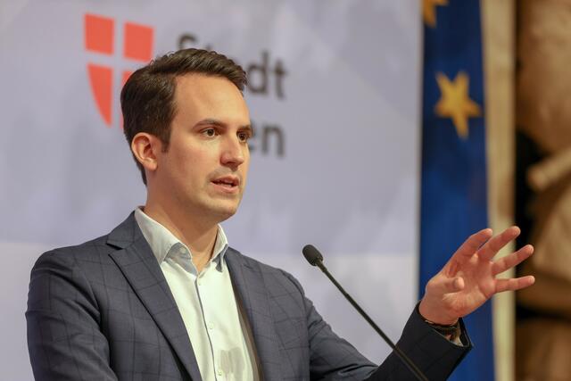 Christoph Wiederkehr präsentiert die neue Reform für Krisenpflegeeltern. | Foto: Michael Indra / SEPA.Media / picturedesk.com