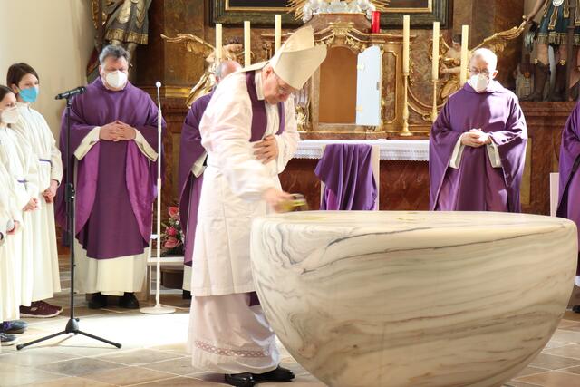 Altarweihe mit Chrisamöl. | Foto: Manfred Wlasak