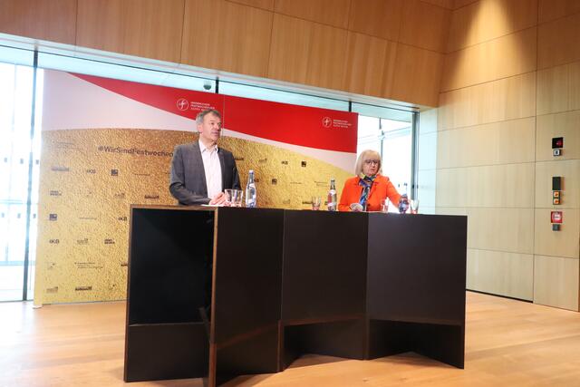 Beate Palfrader und Bürgermeister Georg Willi (li.) berichten über die Neuerungen der Innsbrucker Festwochen der Alten Musik. | Foto: Anna Wieser