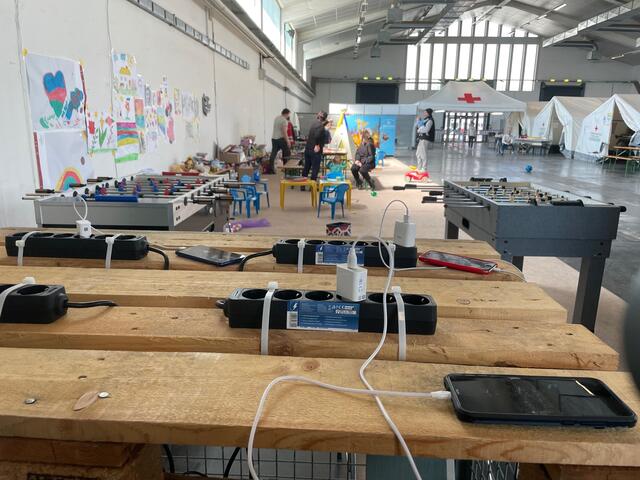 Ladestation für Handys, um Kontakt mit der Heimat aufrecht zu halten | Foto: BRS