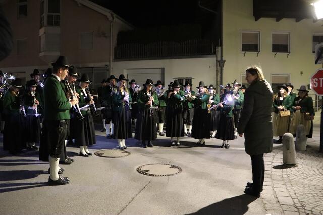 Dorfchefin Zerlauth durfte zum Einstand gleich den Taktstock schwingen. | Foto: Siegele
