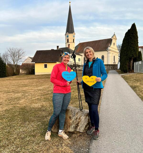 Die Organisatorin Eva Maria Kainz (l.) und Bürgermeisterin Barbara Walch freuen sich auf eine große Teilnehmerzahl beim Benefiz-Lauf für die Ukraine. | Foto: Gemeinde