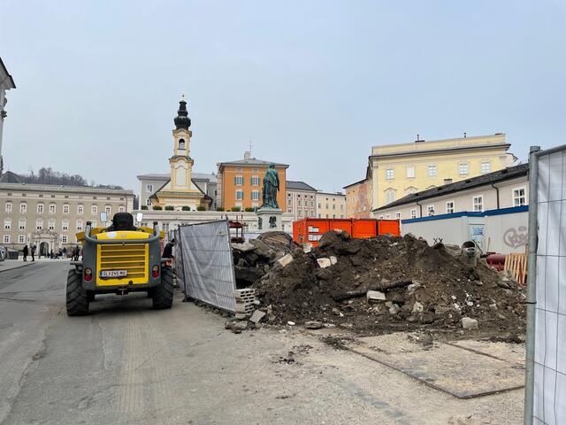 Gleich hinter der Mozartstatue, am Salzburger Mozartplatz, wurde die Baustelleneinrichtung für die Bauarbeiten an der Juden- und Goldgasse eingerichtet.  | Foto: sm